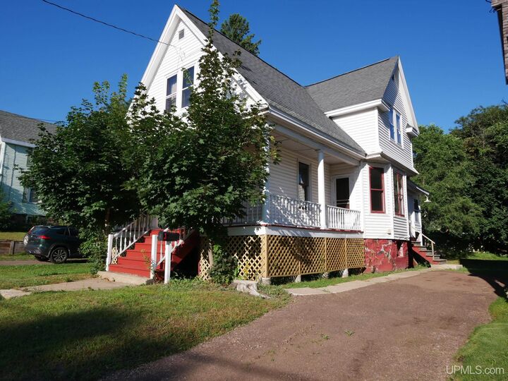 Property Photo:  1115 Summit Street  MI 49930 