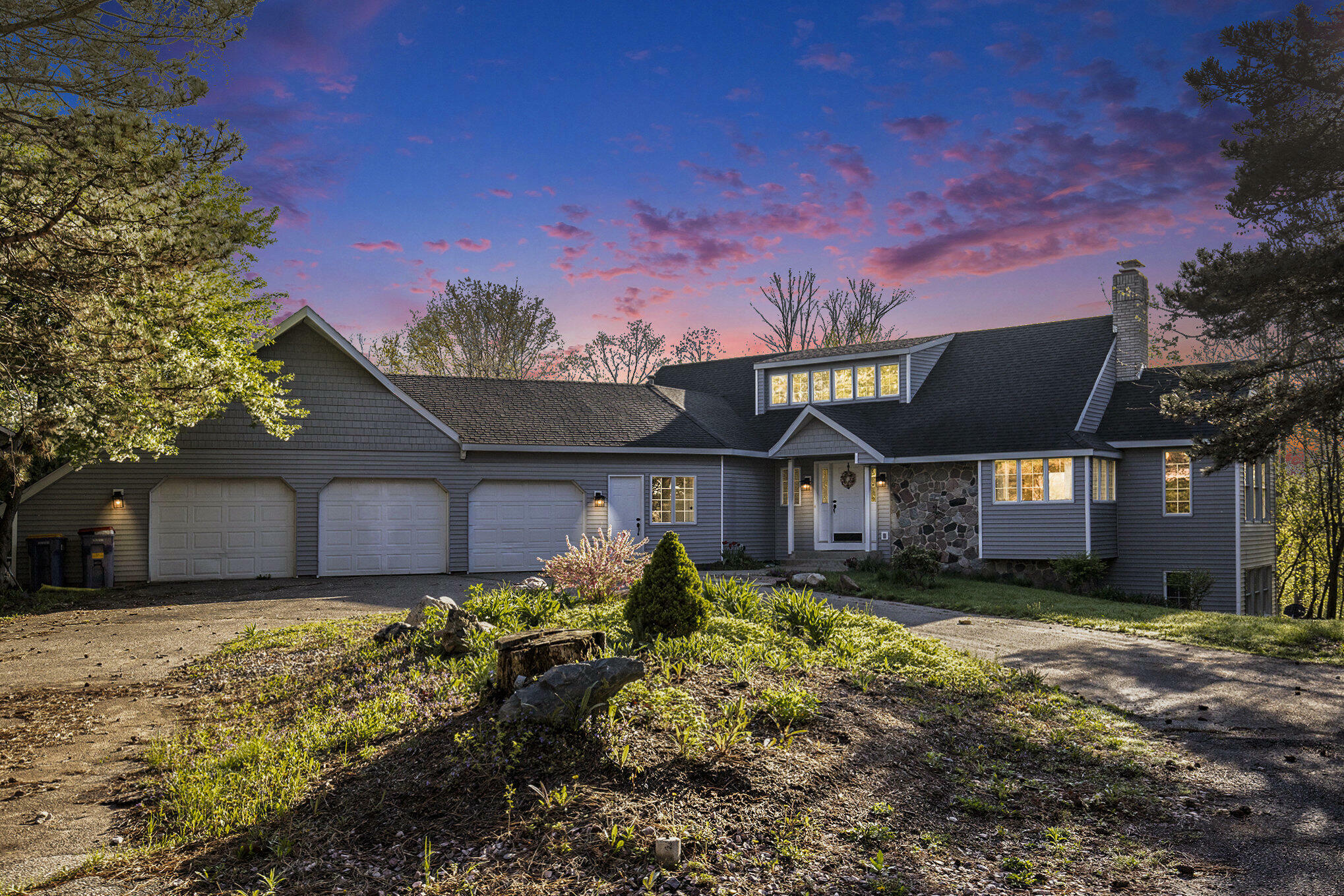 620 Twin Lakes Drive NE  Grand Rapids MI 49525 photo