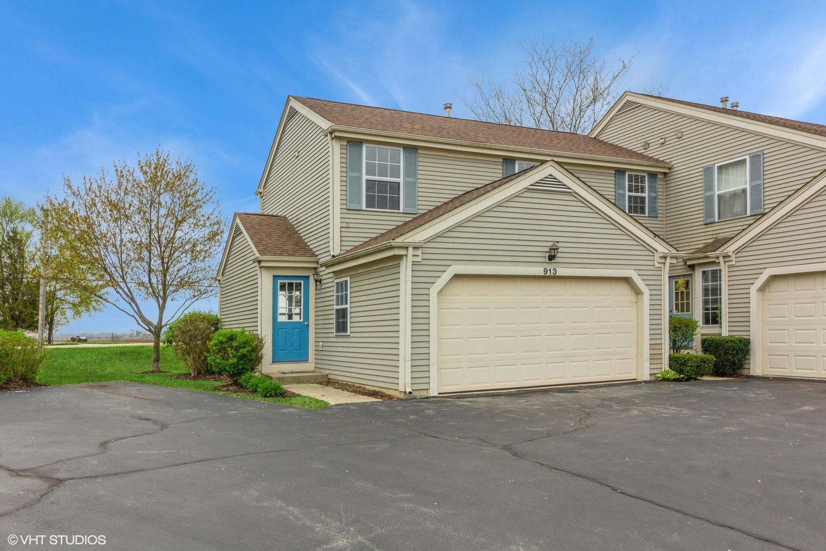 Property Photo:  913 Village Court 913  IL 60152 