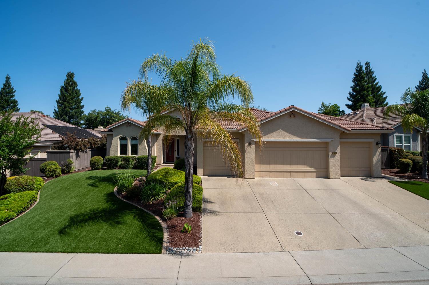 Property Photo: 1433 Oak Hill Way CA 95661