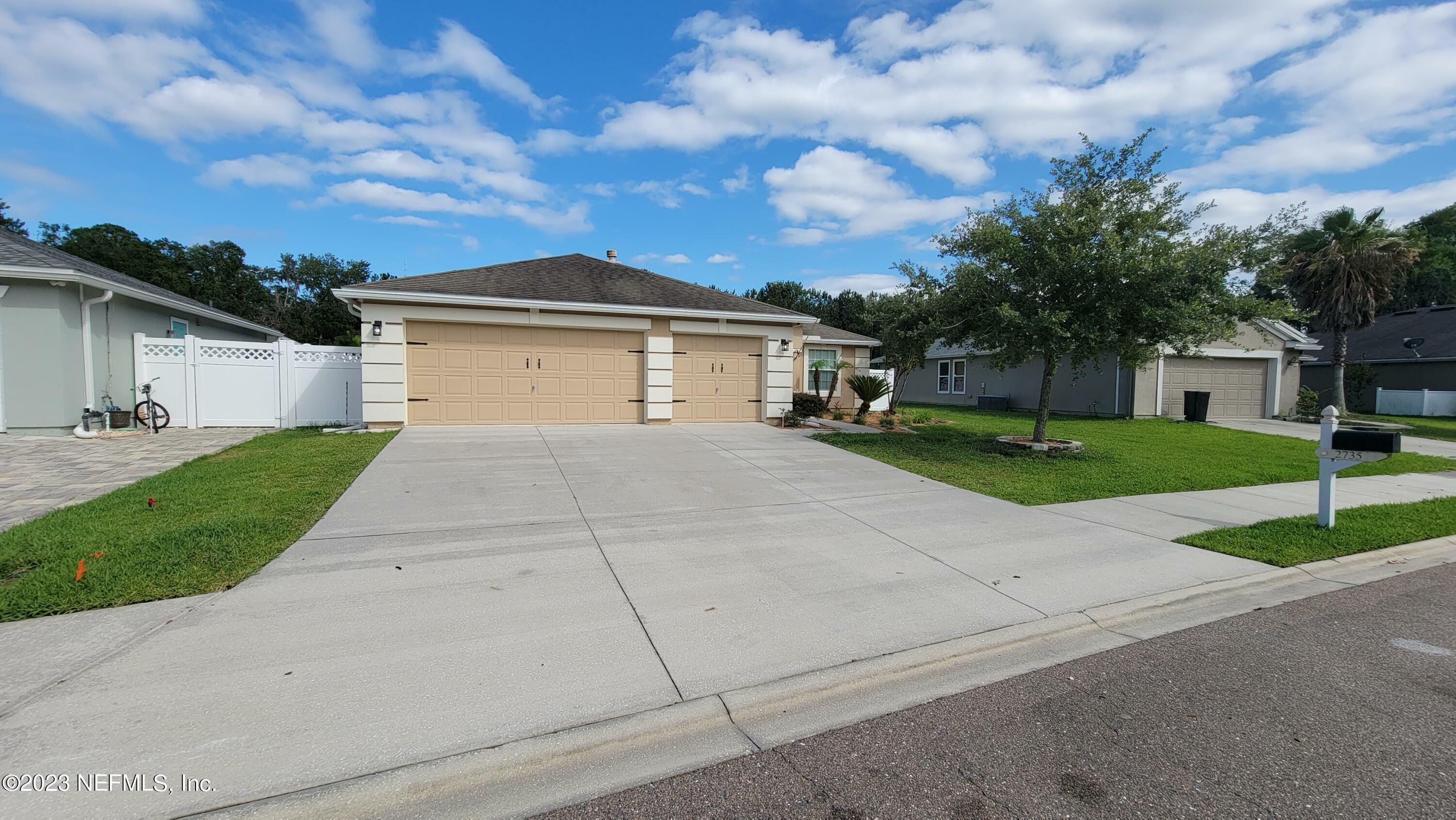 Property Photo: 2735 Woodsdale Drive FL 32068