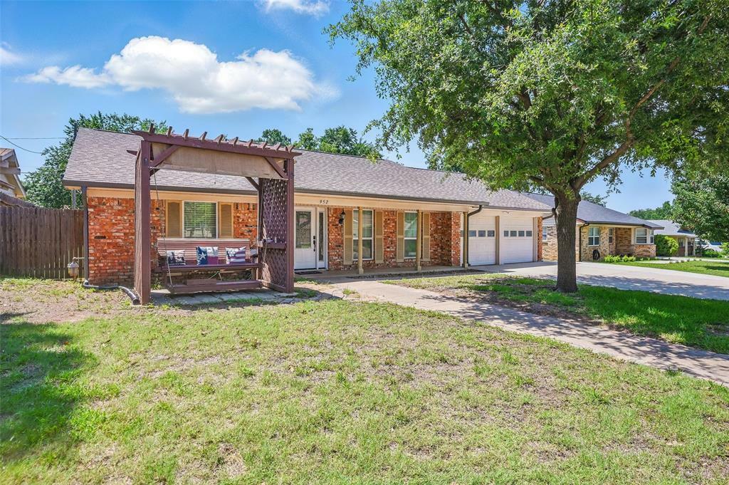 Property Photo:  952 Charleston Drive  TX 76022 