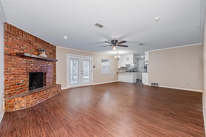 Property Photo: 952 Charleston Drive TX 76022