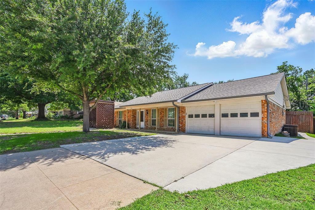 Property Photo: 952 Charleston Drive TX 76022