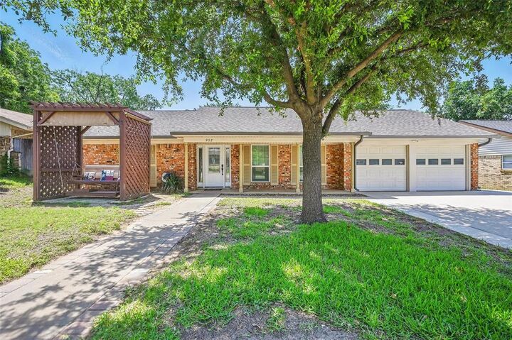 Property Photo:  952 Charleston Drive  TX 76022 