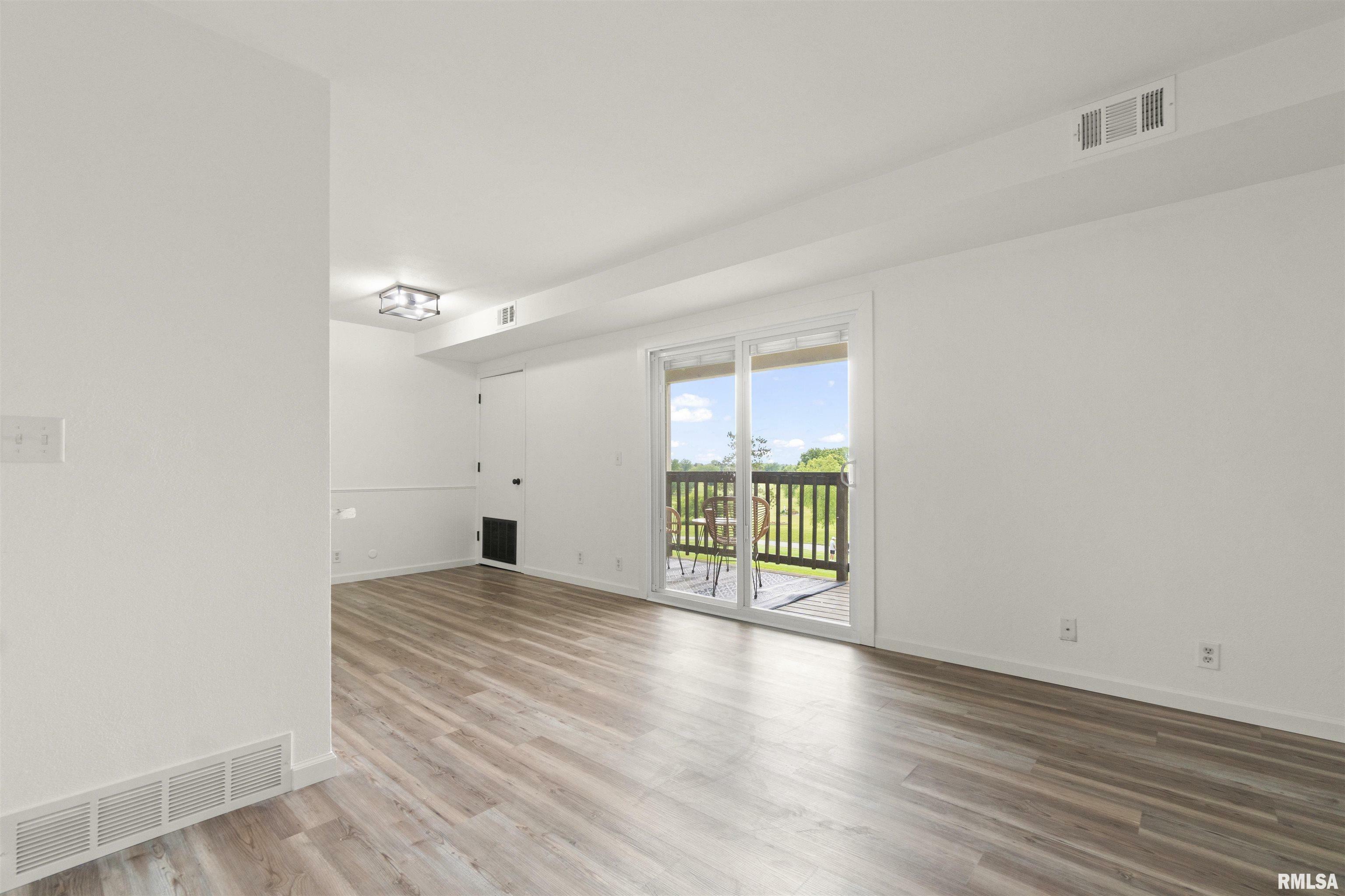 Property Photo: 3119 W Willow Knolls Road 36B IL 61614