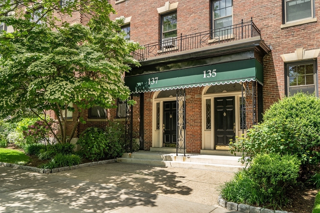 Property Photo: 137 Freeman St 3A MA 02446