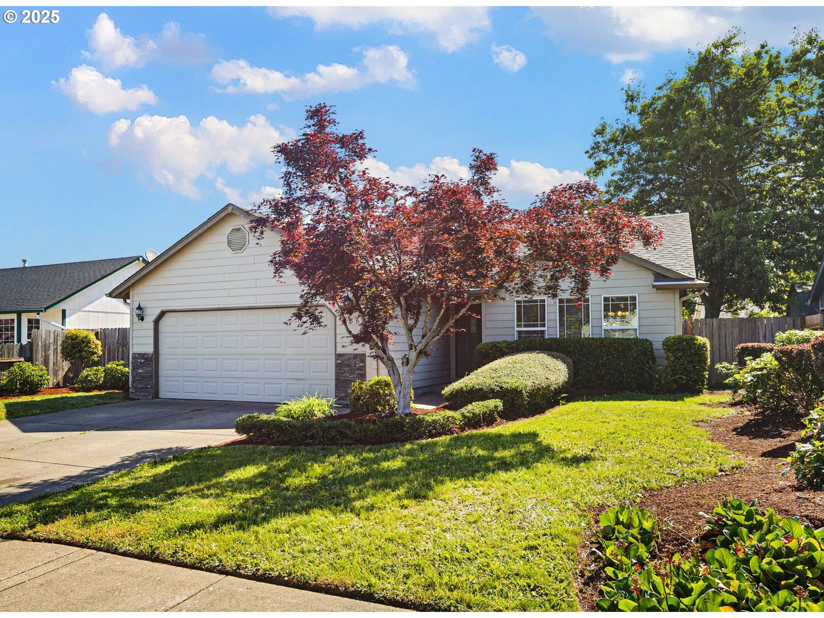 Property Photo: 586 Creswood Loop OR 97426