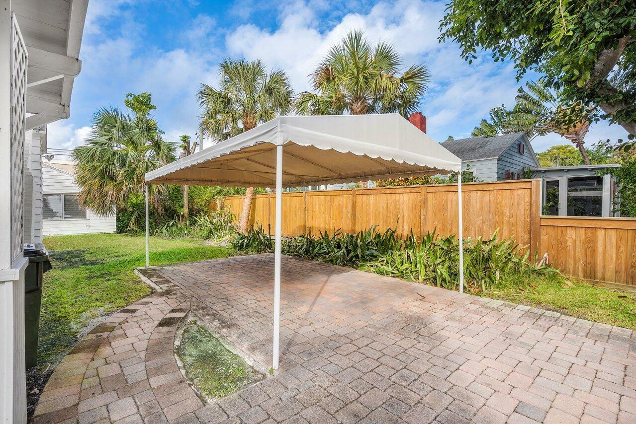 Property Photo: 228 SE 7th Avenue FL 33483
