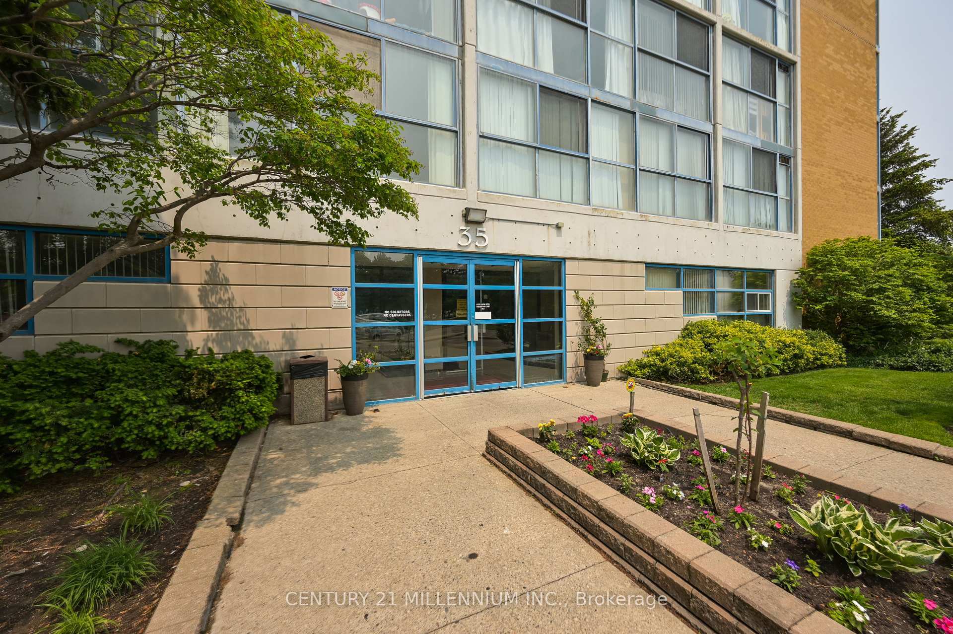 Property Photo: 35 Trailwood Drive 913 ON L4Z 3L6