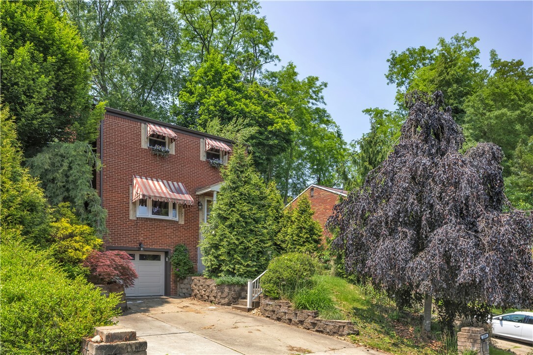 Property Photo: 2389 High Oak Dr PA 15220