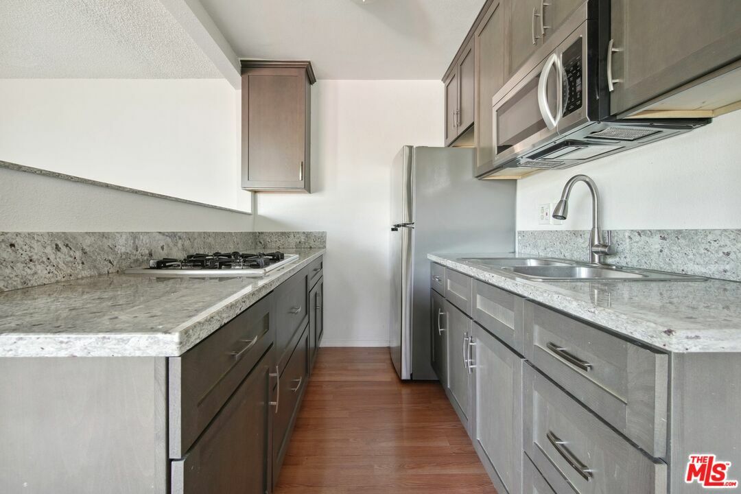 Property Photo: 6612 De Longpre Ave CA 90028