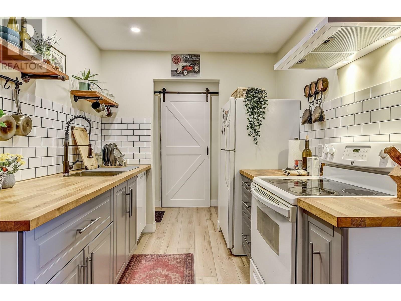 Property Photo: 1494 Graham Street 402 BC V1Y 3B1