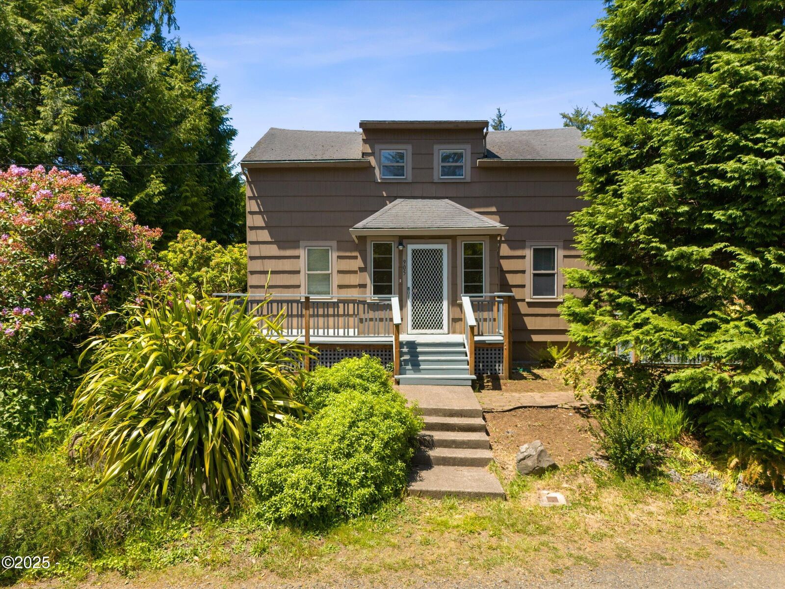 Property Photo: 905 NE Douglas Street OR 97365