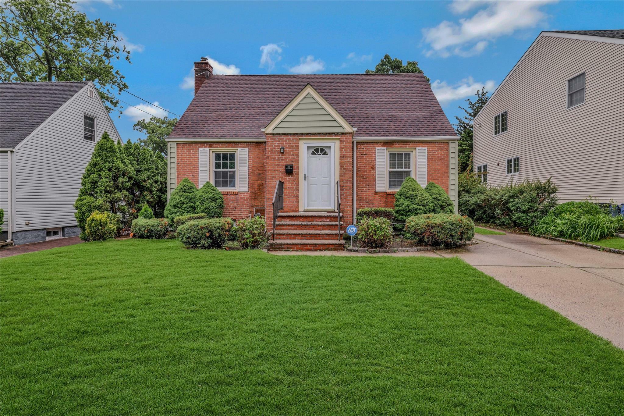 Property Photo: 35 Greenway NY 11040
