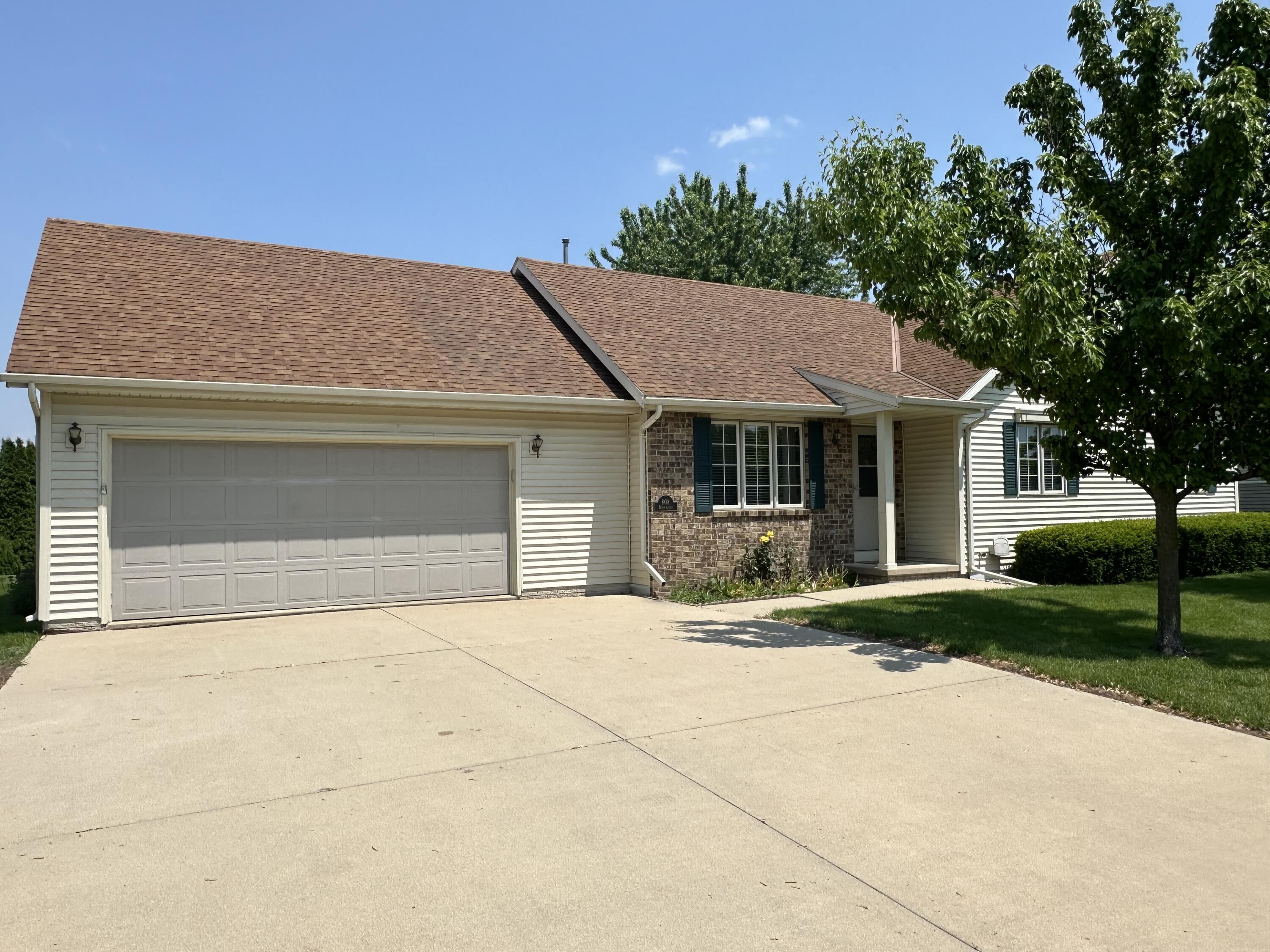 Property Photo: 808 Briar Ct WI 53094