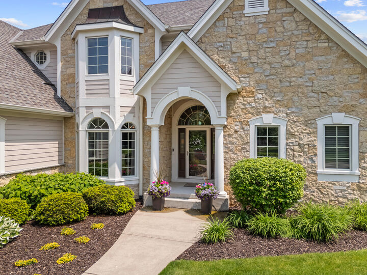 Property Photo:  1249 Mary Hill Cir  WI 53029 