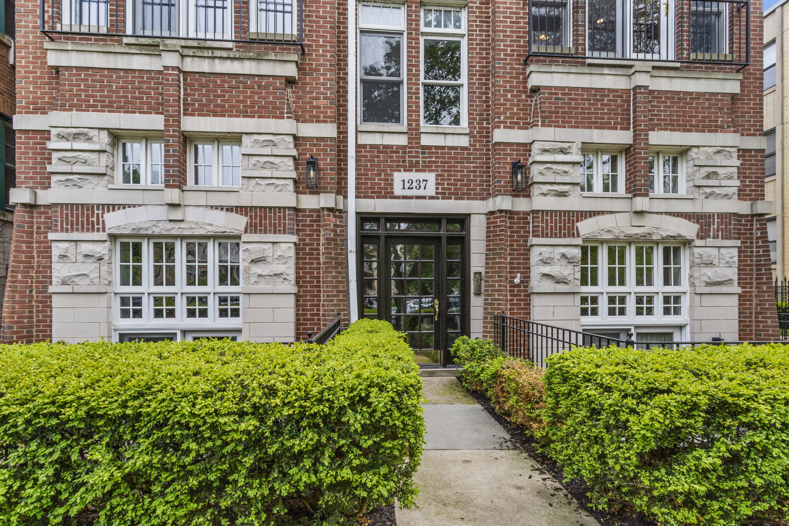 Property Photo: 1237 W Farwell Avenue 2W IL 60626