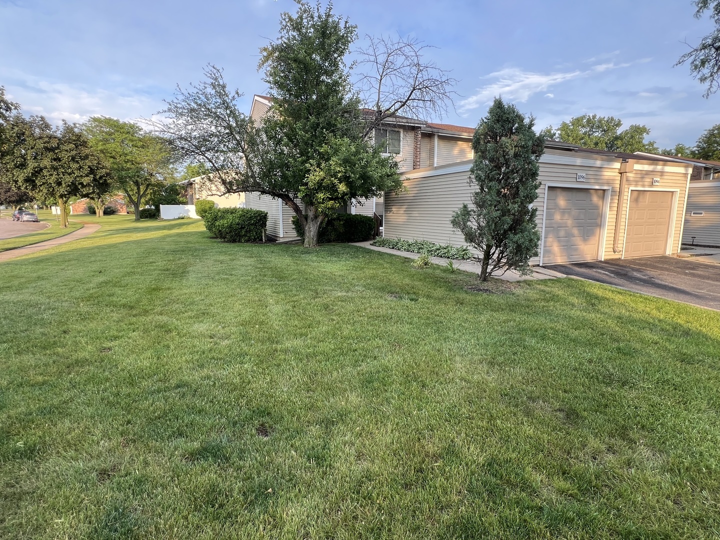 Property Photo: 1096 Cascade Drive IL 60506