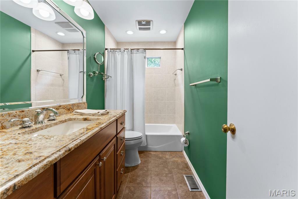 Property Photo: 34 Somerset Downs Drive MO 63124