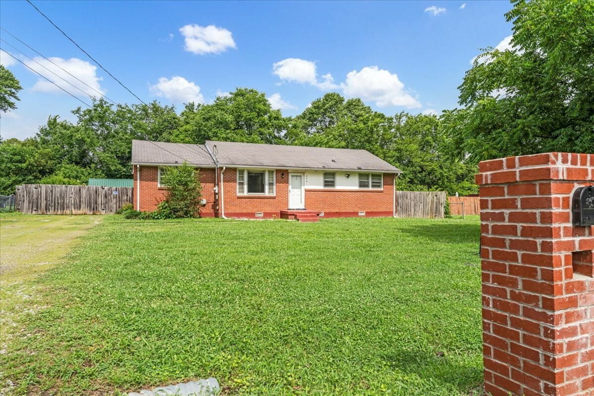 Property Photo:  806 Hunt St  TN 37130 