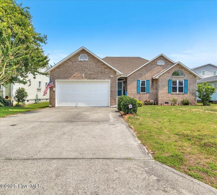 Property Photo: 734 Sloop Pointe Lane NC 28449