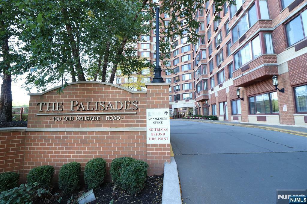 Property Photo:  100 Old Palisade Road 1704  NJ 07024 