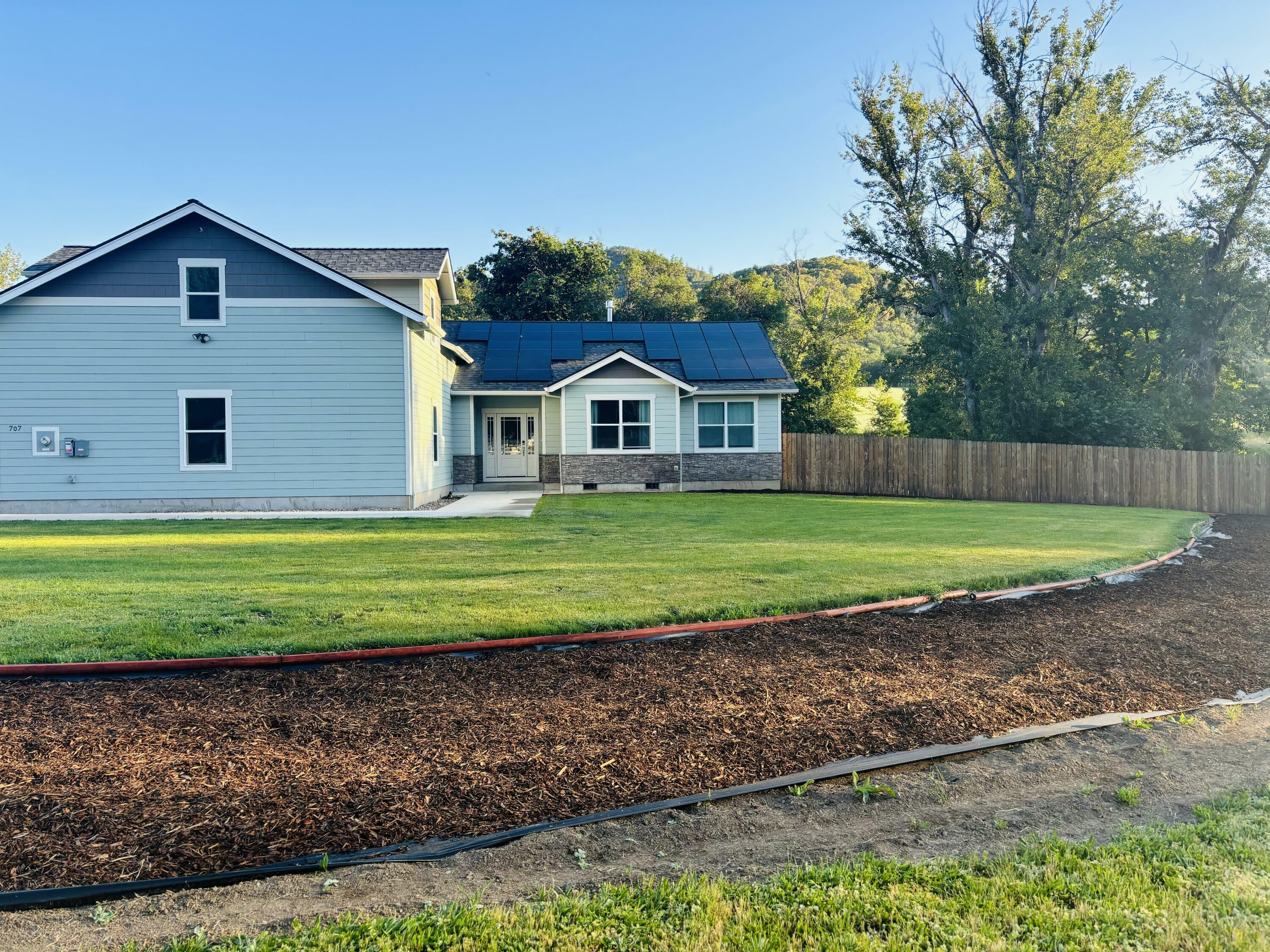 Property Photo: 707 Wards Creek Road OR 97537