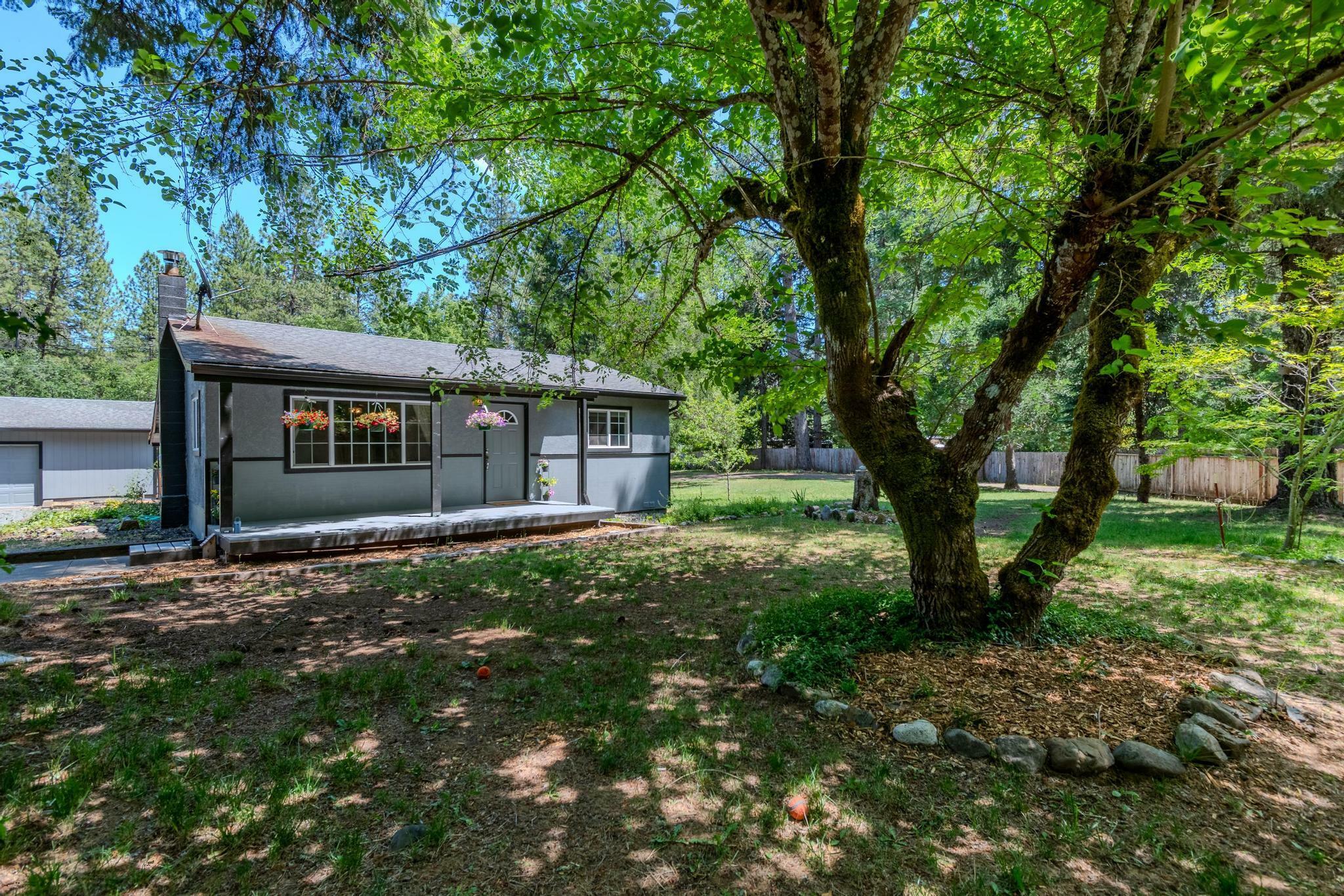 Property Photo: 8852 W Evans Creek Road OR 97537