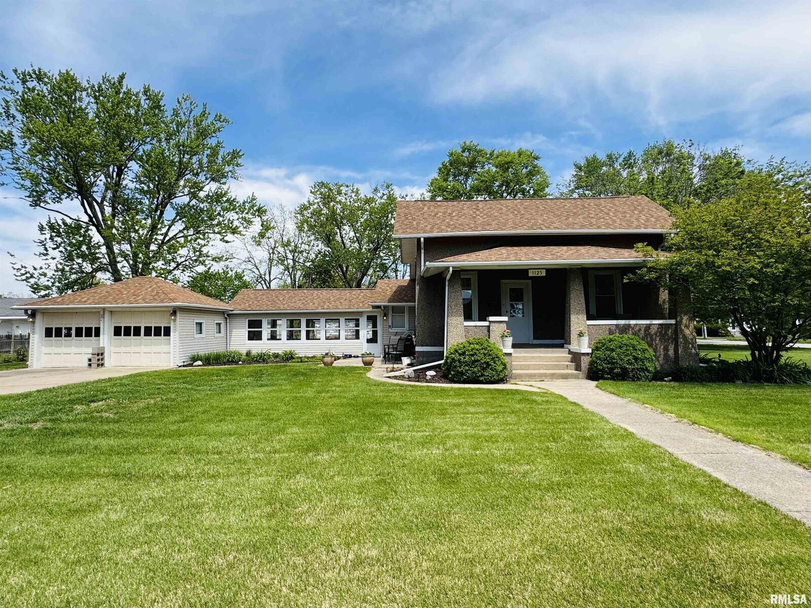 Property Photo: 1123 W Losey Street IL 61401