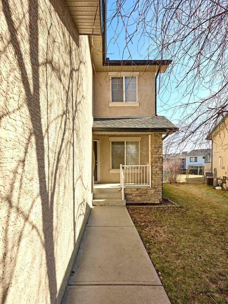 Property Photo: 98 Harvest Grove Close NE AB T3K 4T7