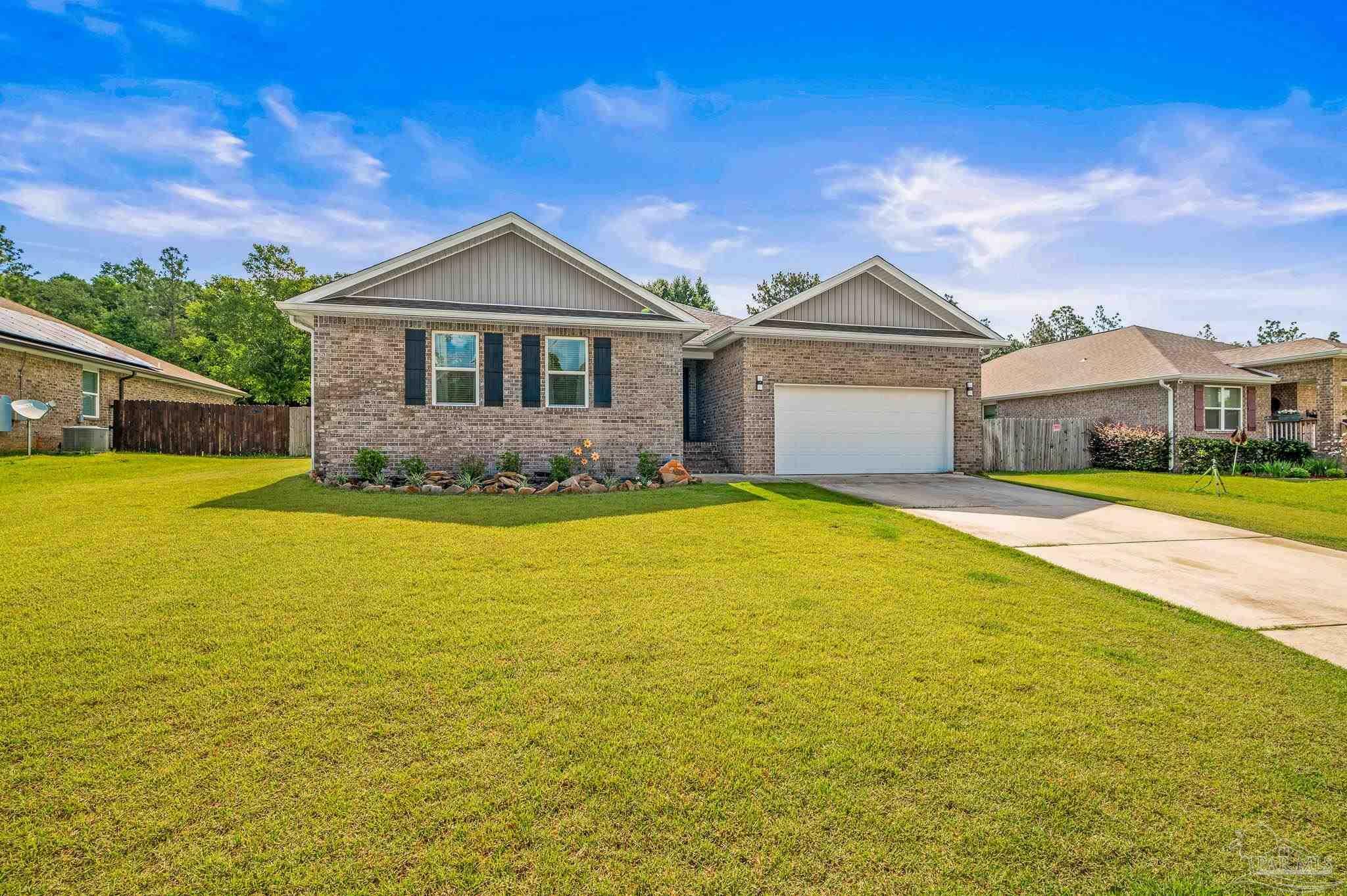 Property Photo: 4668 Red Oak Dr FL 32583