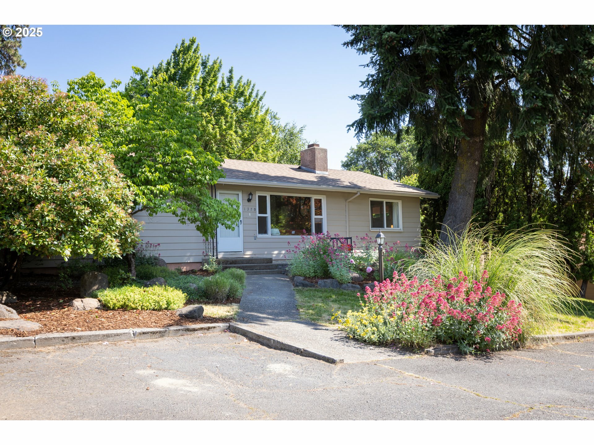 Property Photo: 1379 Tucker Rd OR 97031