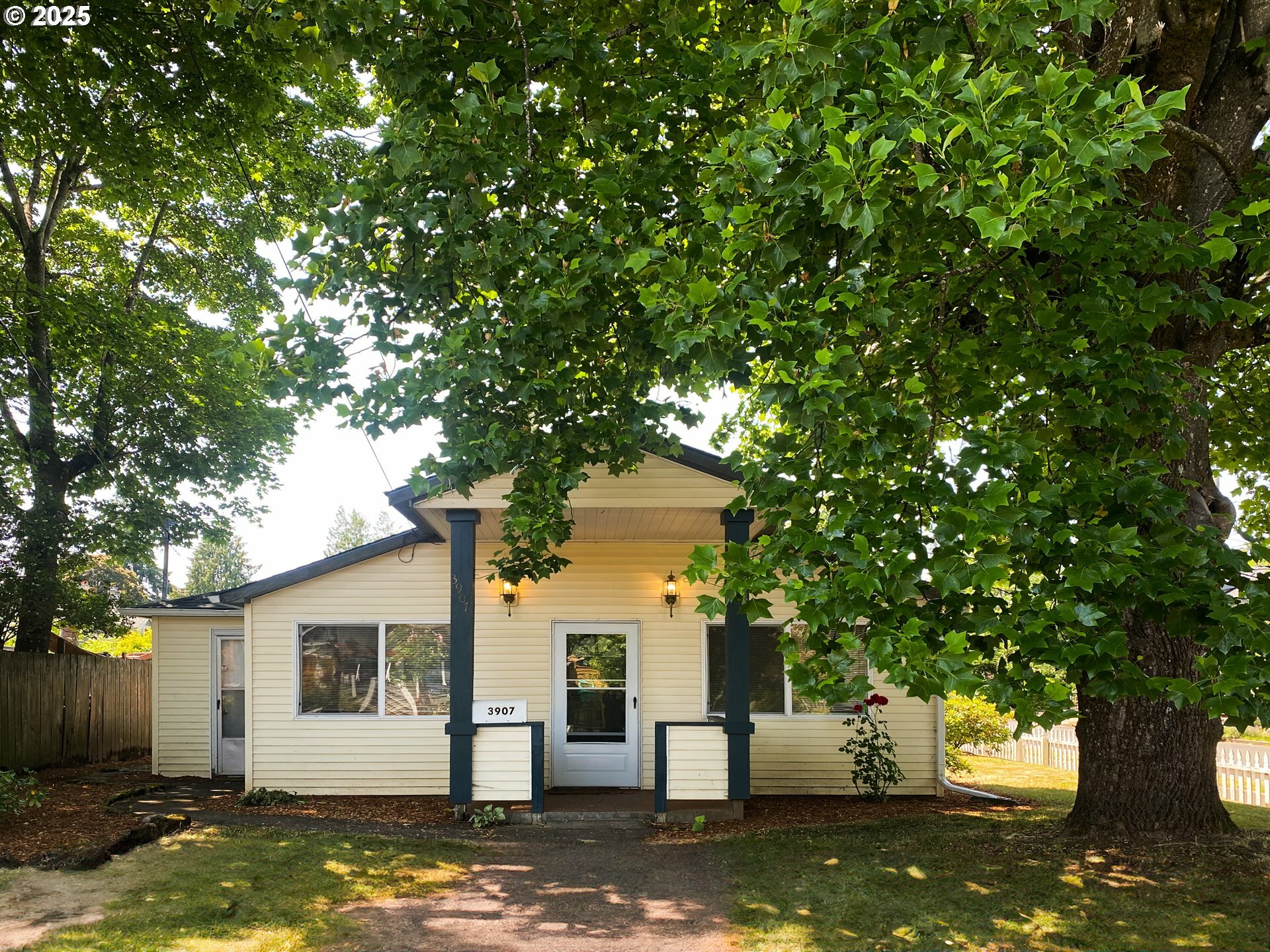 Property Photo: 3907 SE 62nd Ave OR 97206