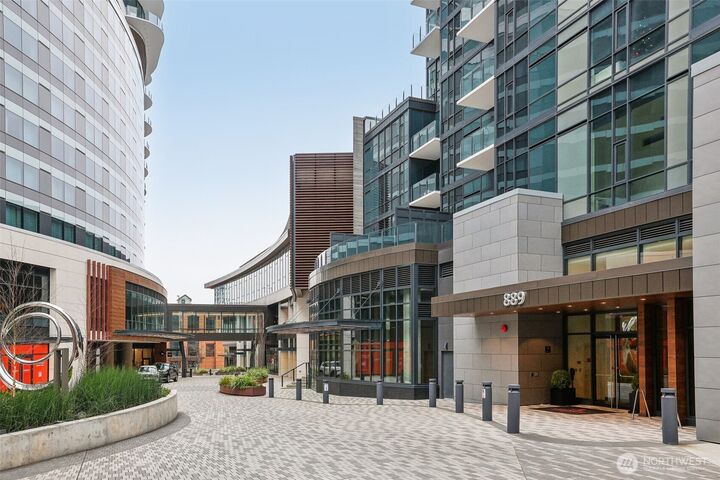 Property Photo: 889 Avenue Square NE 502 WA 98004