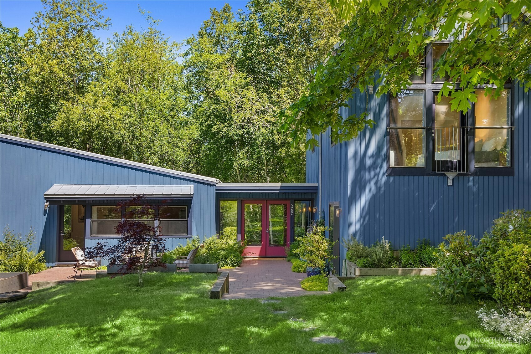 Property Photo: 5204 Lynwood Center Road NE WA 98110
