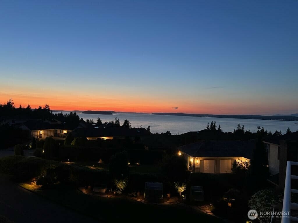 Property Photo: 1621 Edgemoor Lane WA 98203