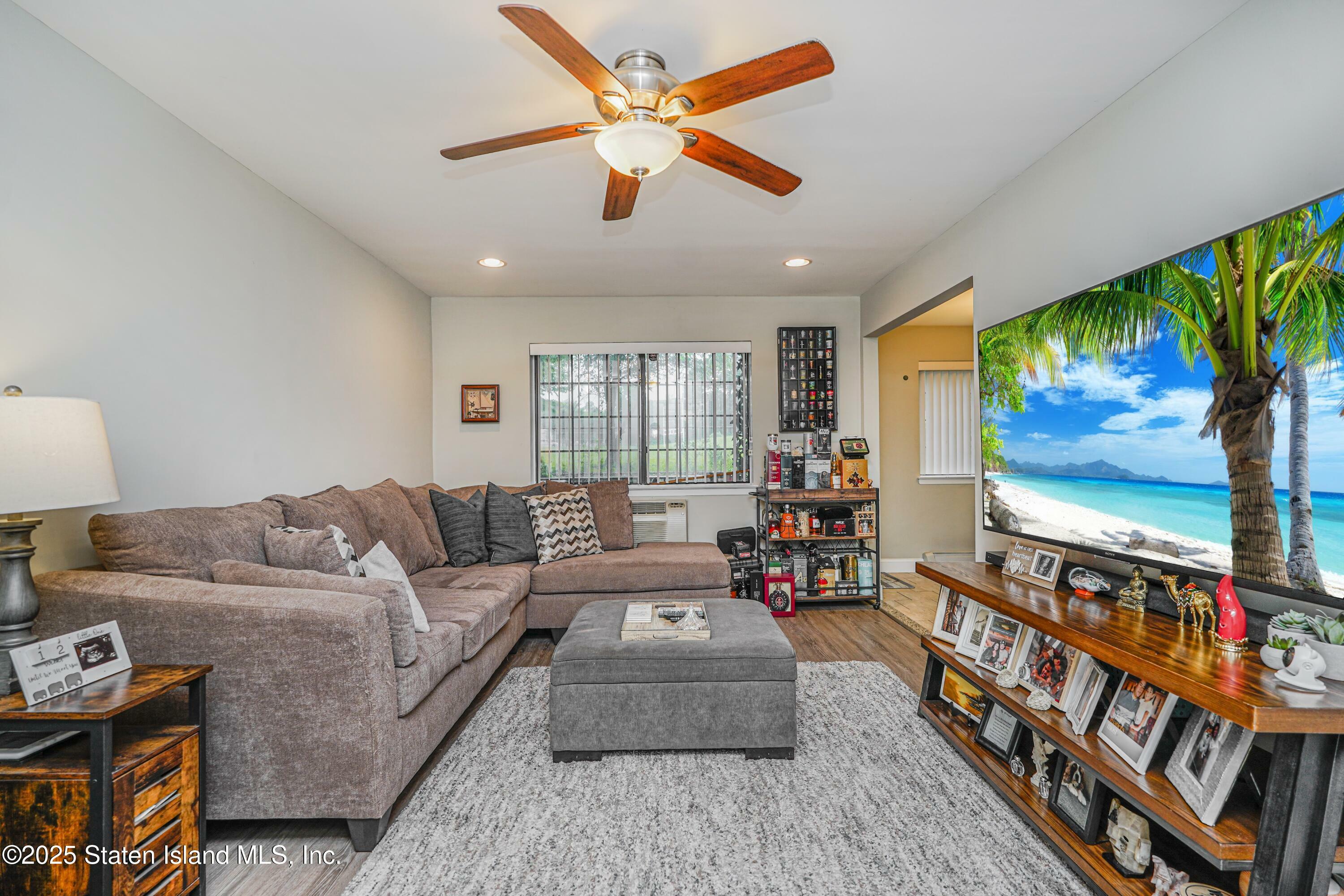 Property Photo:  170 Devon Loop 3  NY 10314 