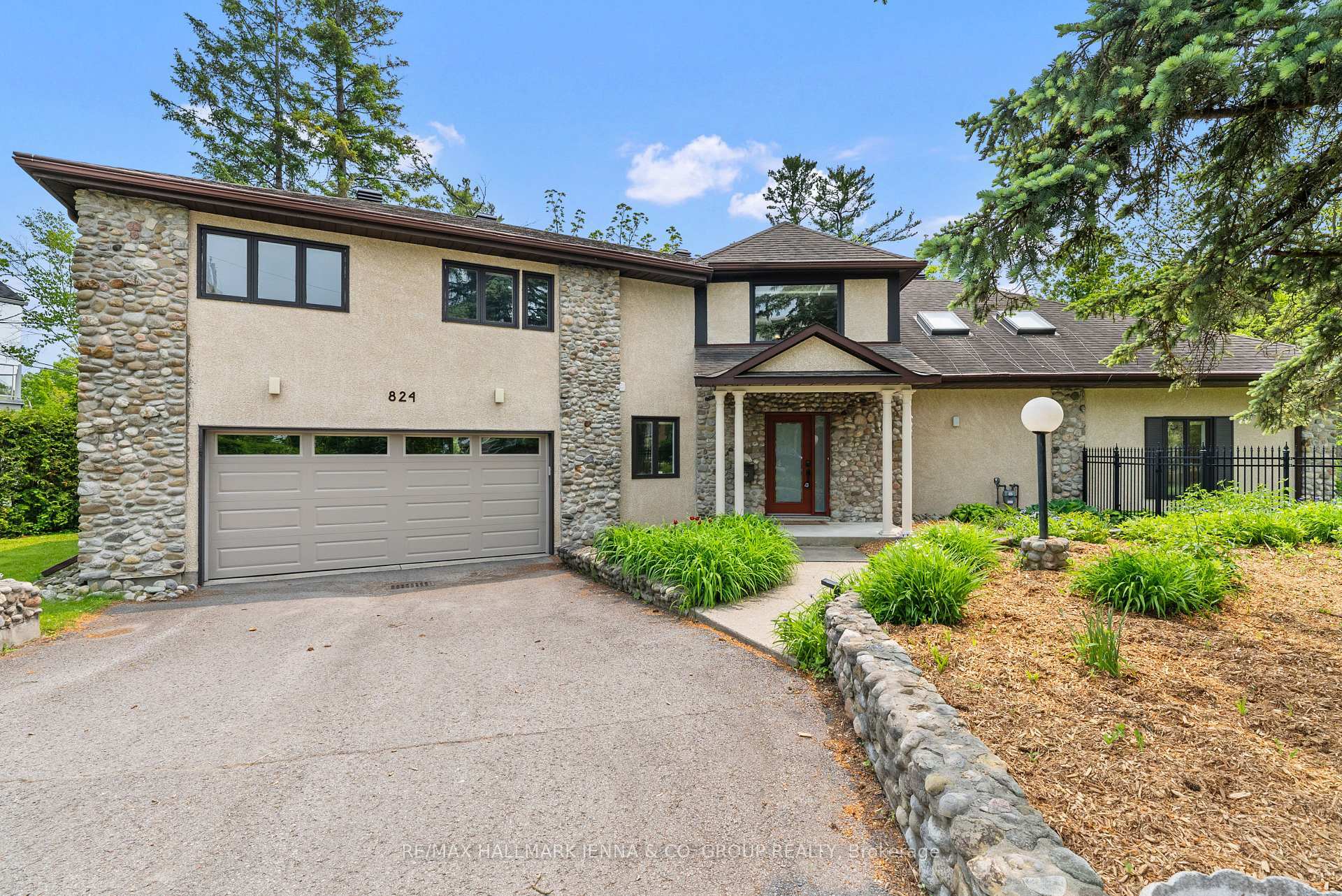Property Photo: 824 Nesbitt Place ON K2C 0K1