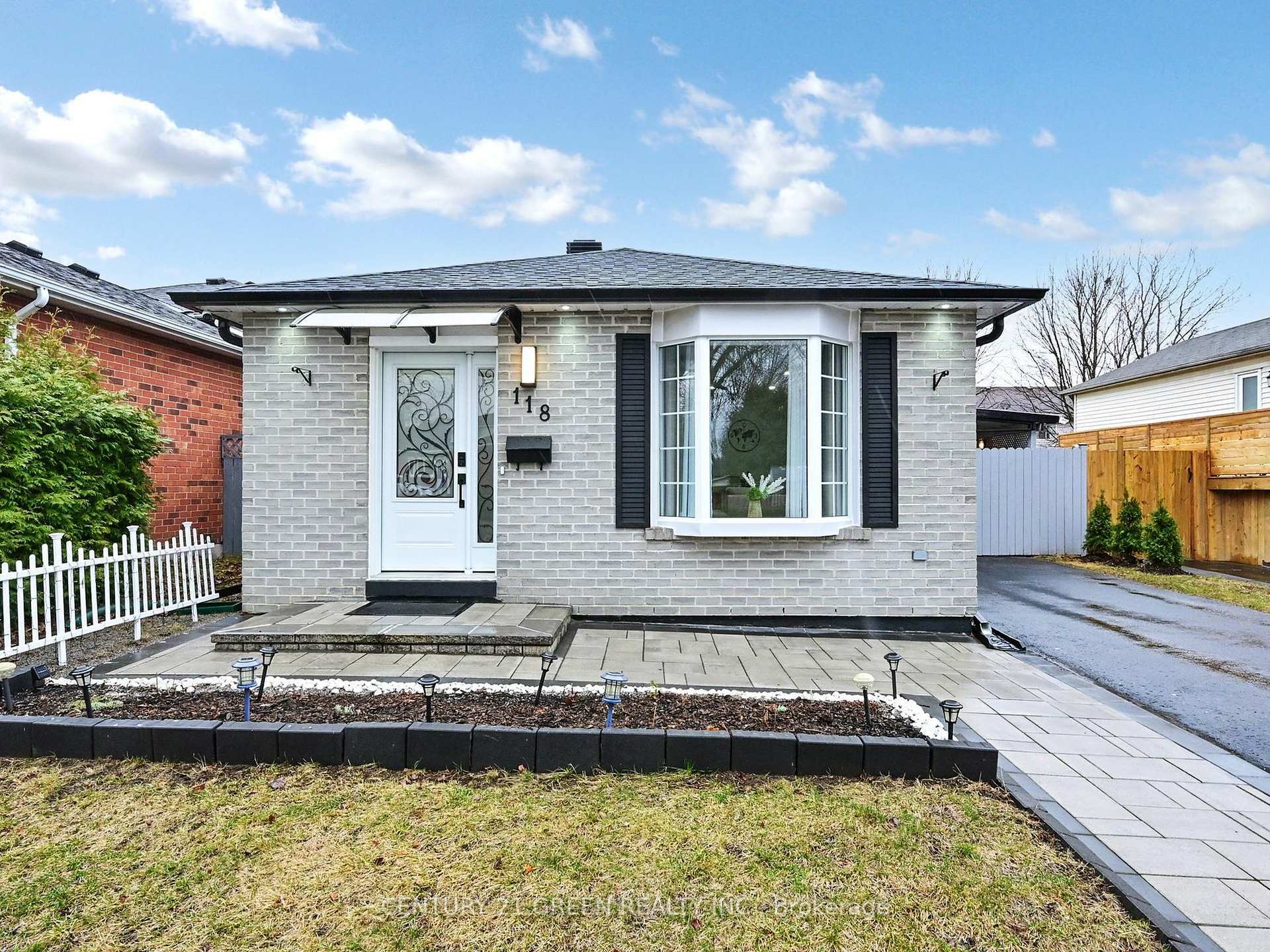 Photo de la propriété:  118 Homefield Square  ON L1E 1K9 