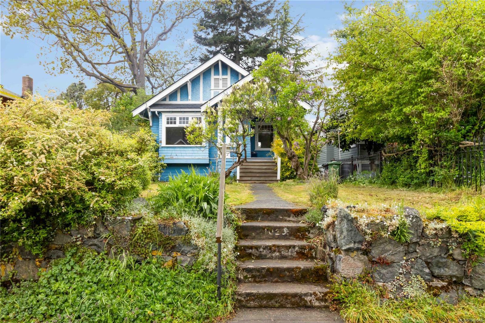 Property Photo: 1020 Chamberlain St BC V8S 4B9