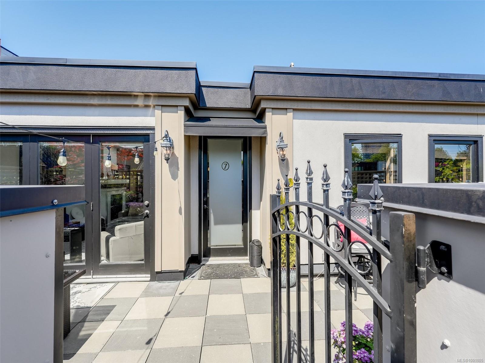 Property Photo:  440 Parry St 7  BC V8V 1S1 