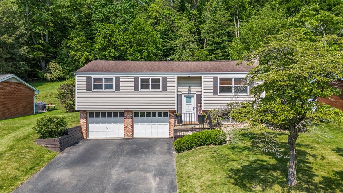 Property Photo: 2925 Albine Dr PA 15116