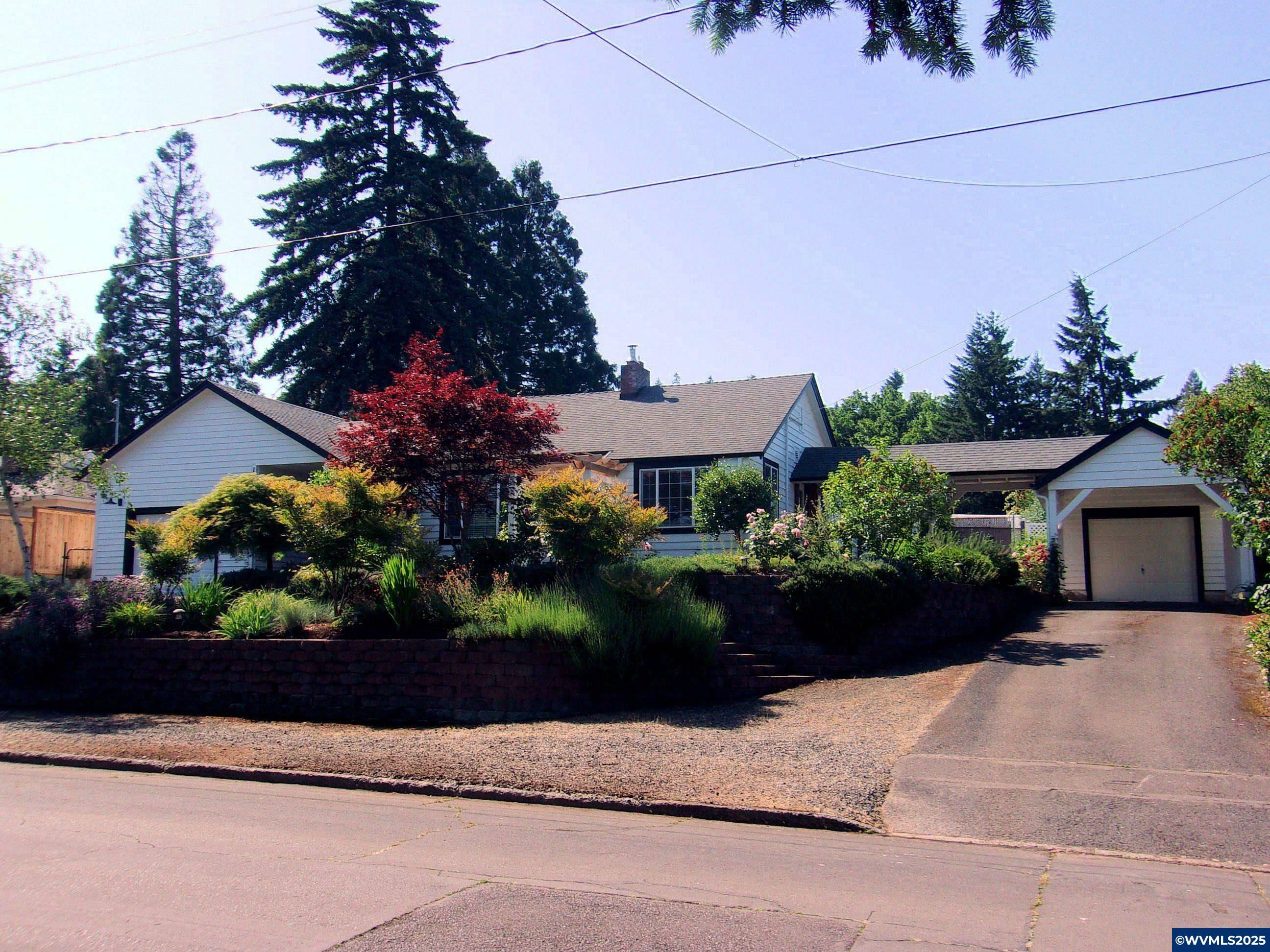 Property Photo:  1655 Longview Wy NW  OR 97304 
