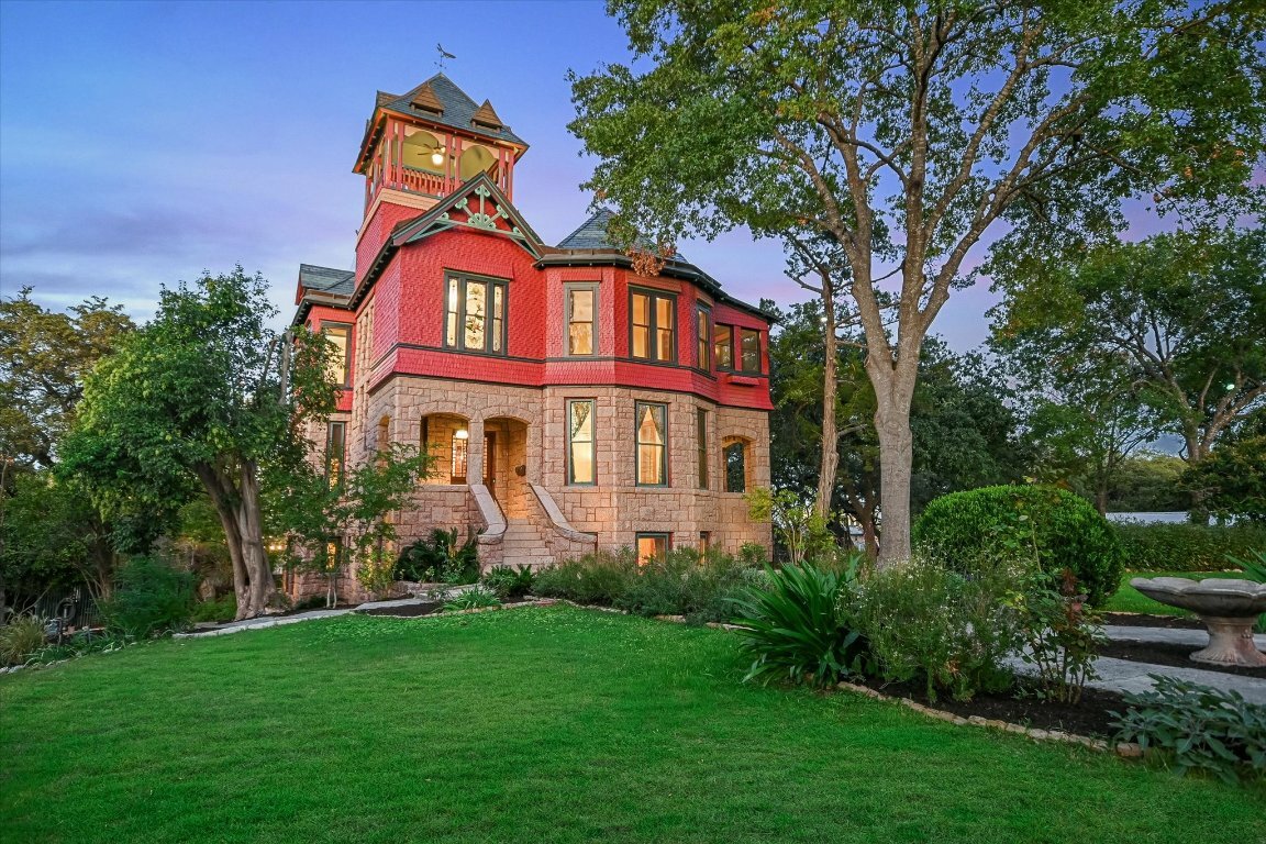 Property Photo:  