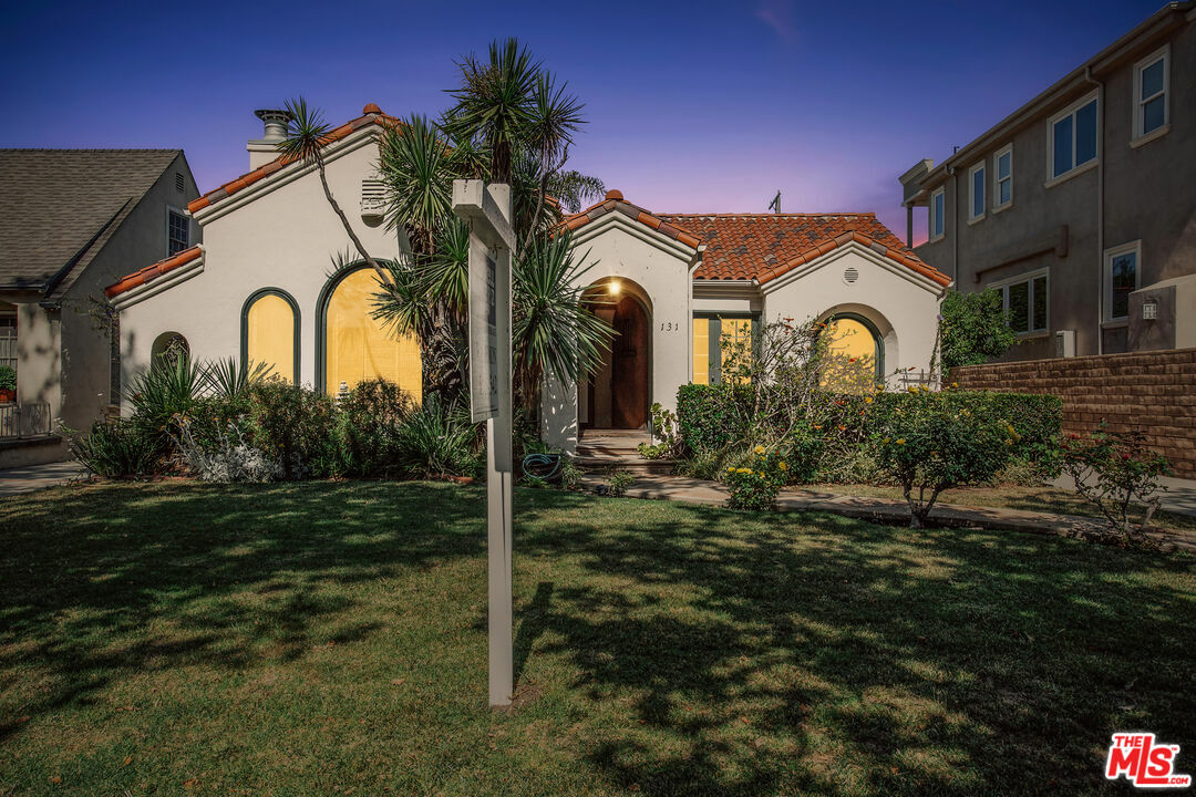 Property Photo:  131 N Citrus Ave  CA 90036 