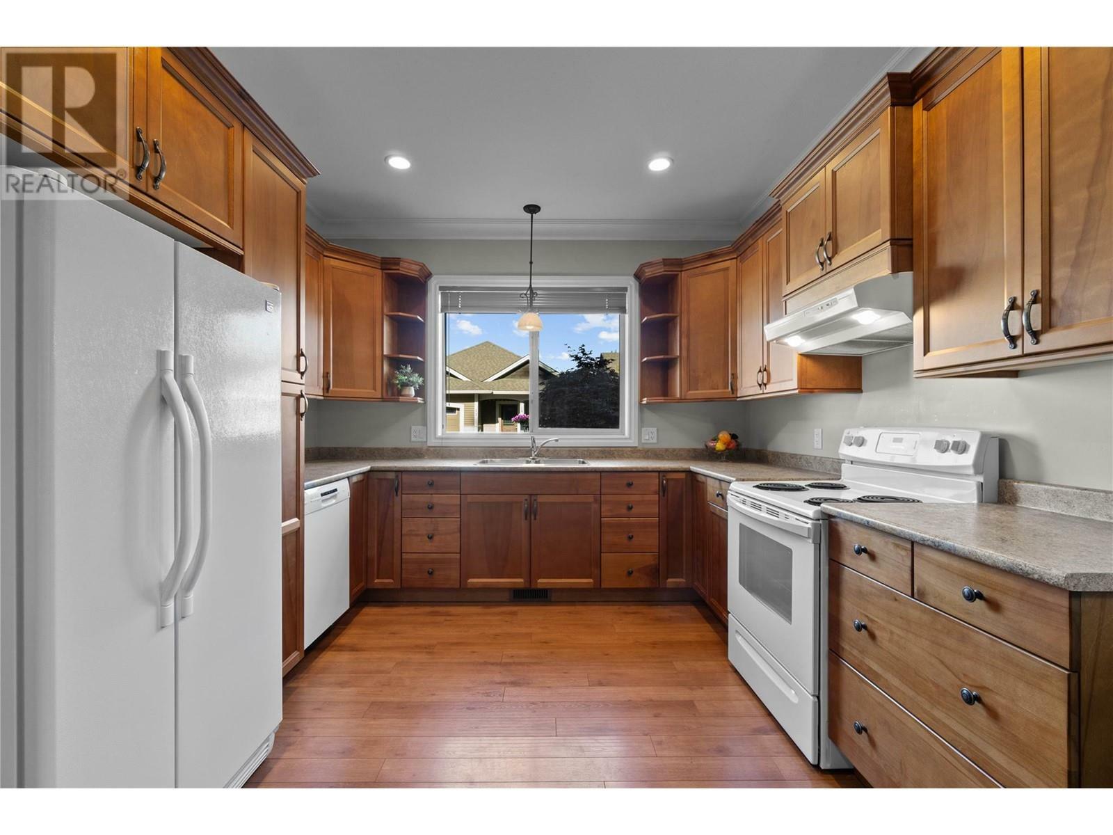 Property Photo:  2850 7th Avenue Northeast 5  BC V1E 0B7 