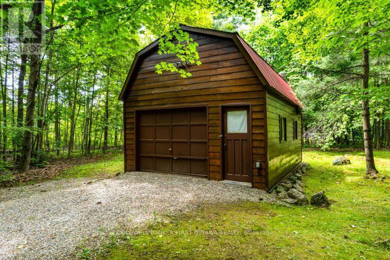Photo de la propriété:  1102 Ebbs Bay Road  ON K7C 0C5 