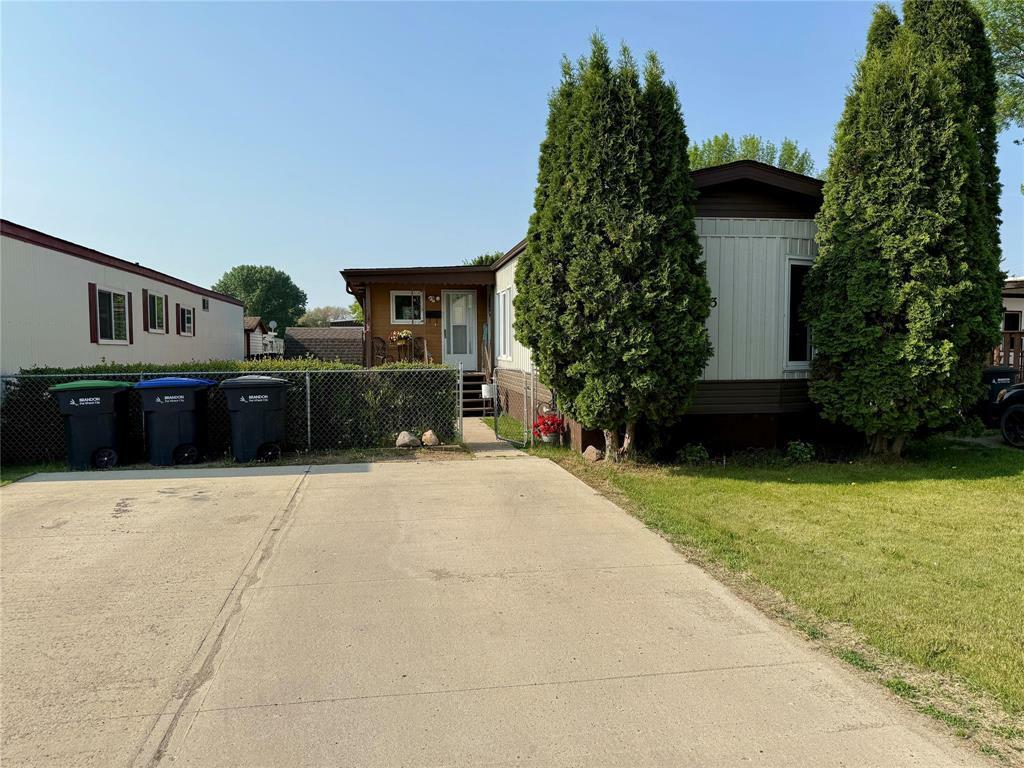 Property Photo: 93 Templeton Drive MB R7C 0A9