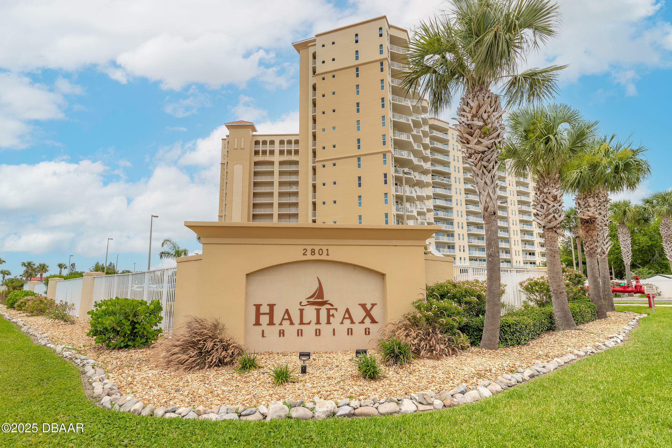 Property Photo: 2801 S Ridgewood Avenue FL 32119